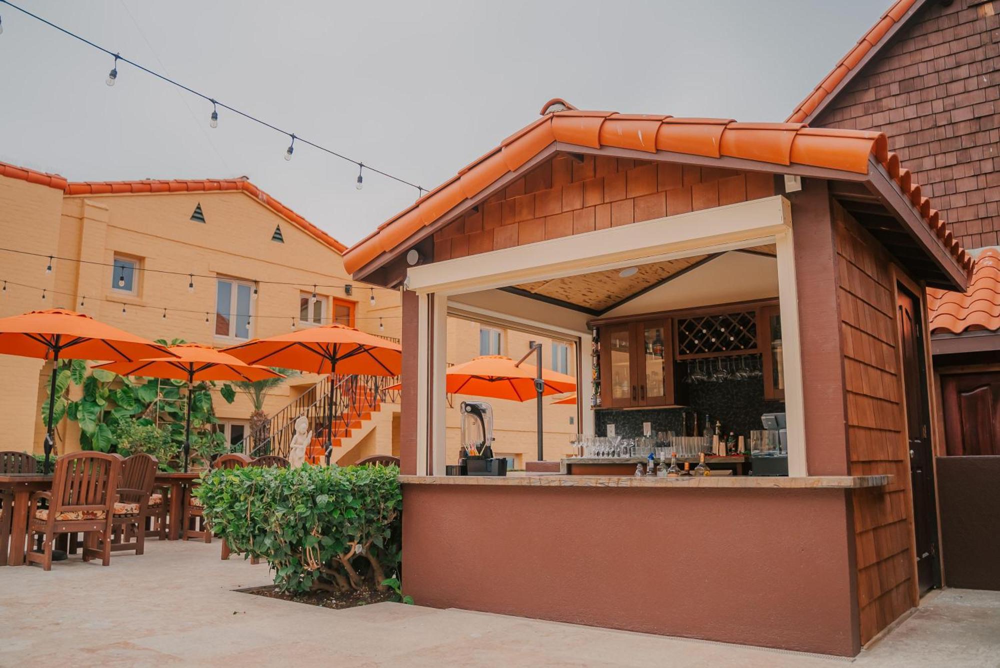 Pantai Inn San Diego Exterior photo